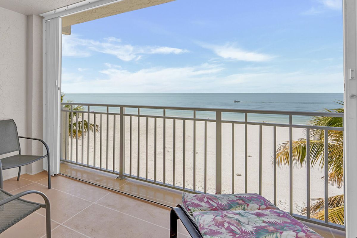 Sun and Sand, Drinks On Ice, Welcome to Our Paradise! Leonardo Arms 503 has a panoramic view of the Gulf