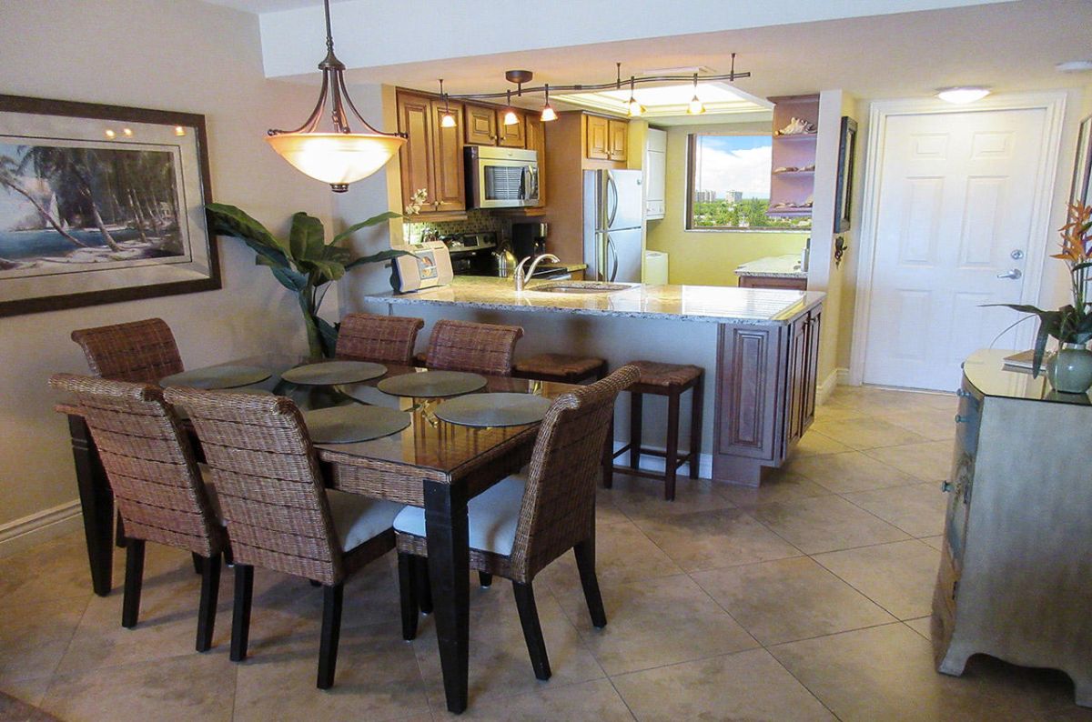 Carlos Pointe 612 Beautifully Decorated Kitchen and Dining Area