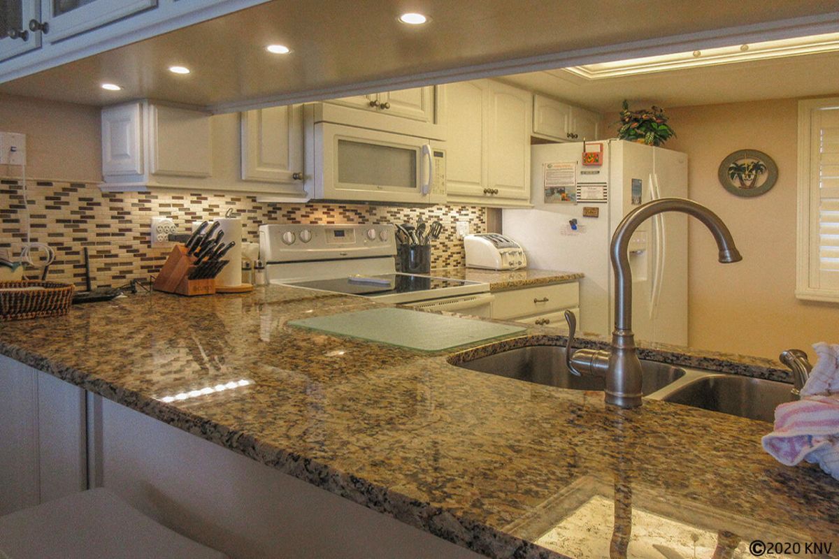Beautiful, fully equipped Kitchen with granite countertops