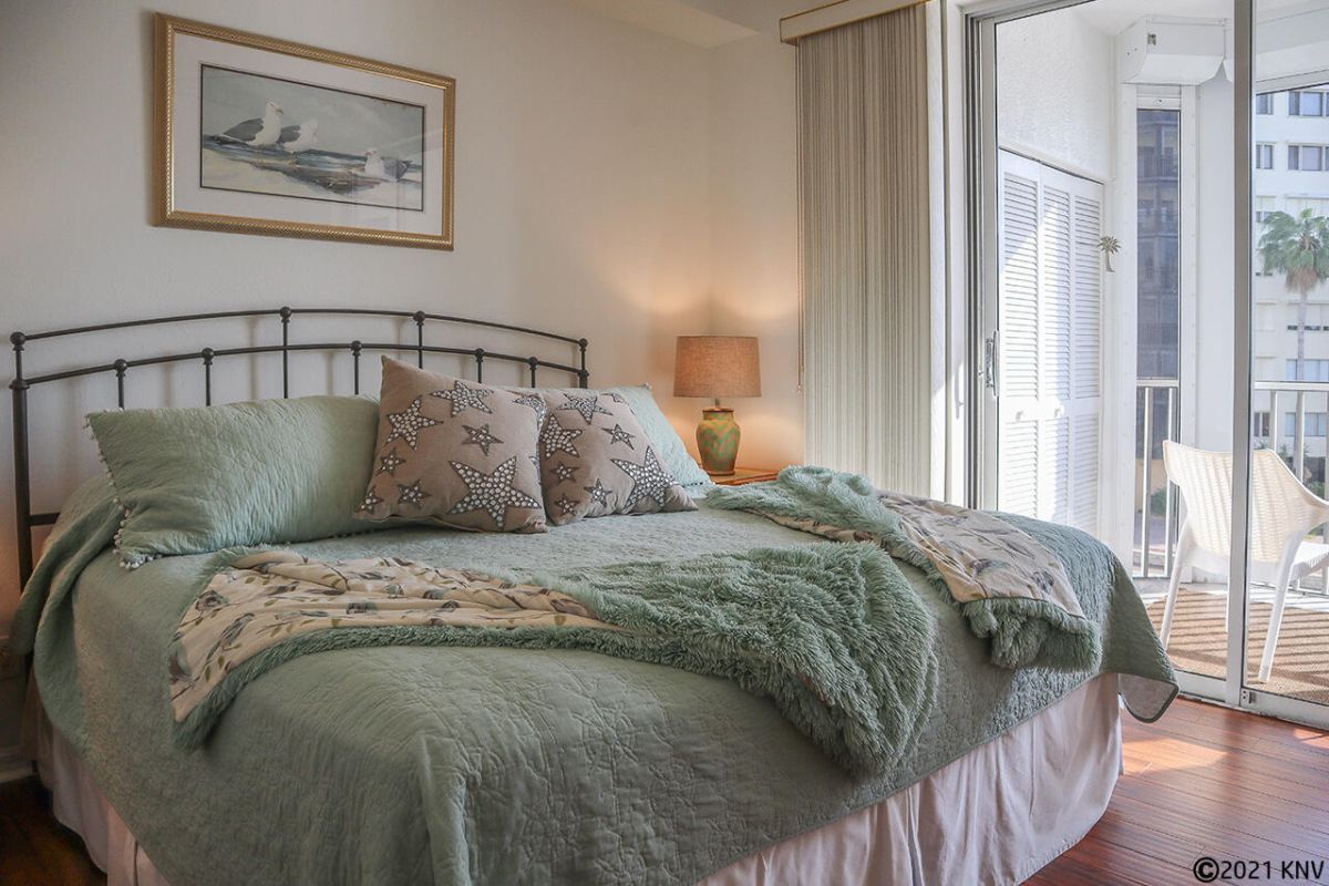 King sized Bed with beautiful linens