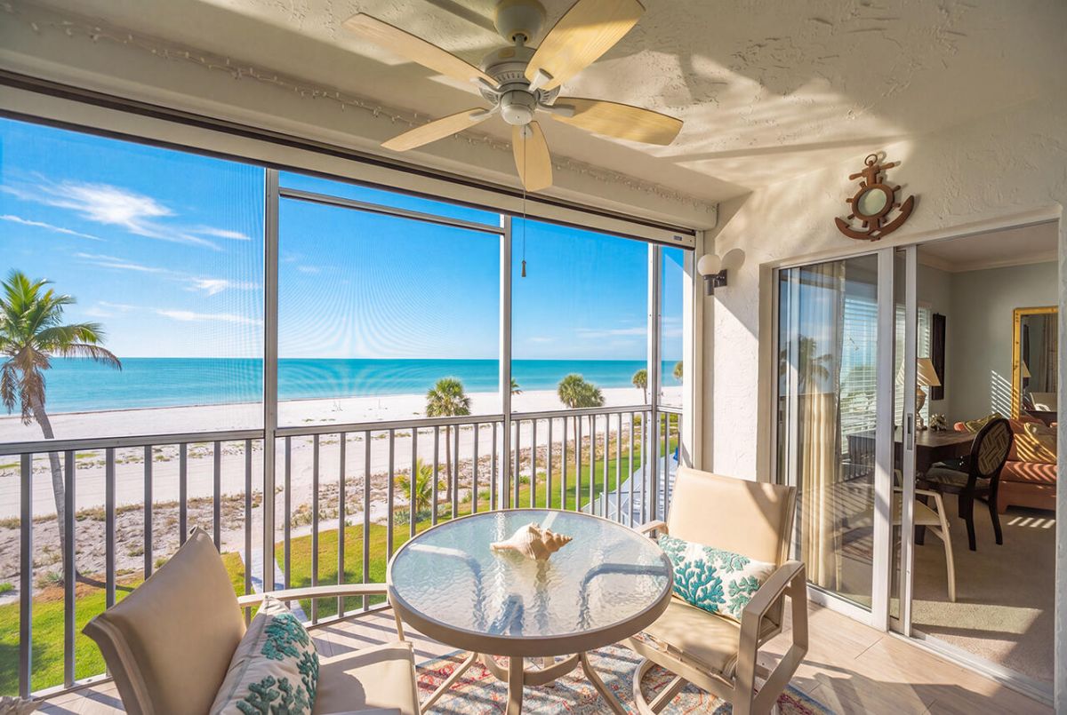 Welcome to the FABULOUS Sun Caper 306! Screened In Lanai offers you a spot to relax, take in the sea breezes with a front row seat to our world famous sunsets.