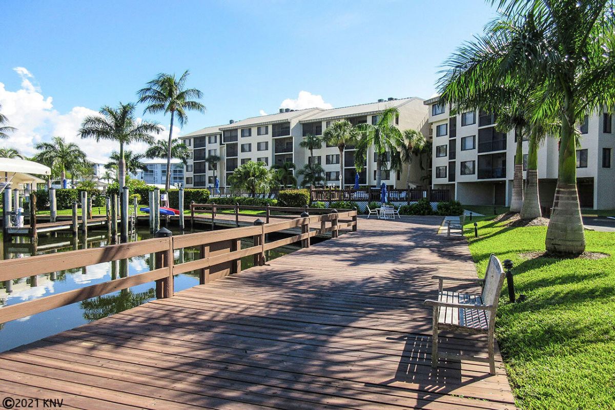 Well maintained with palm trees, waterfront and sunshine!