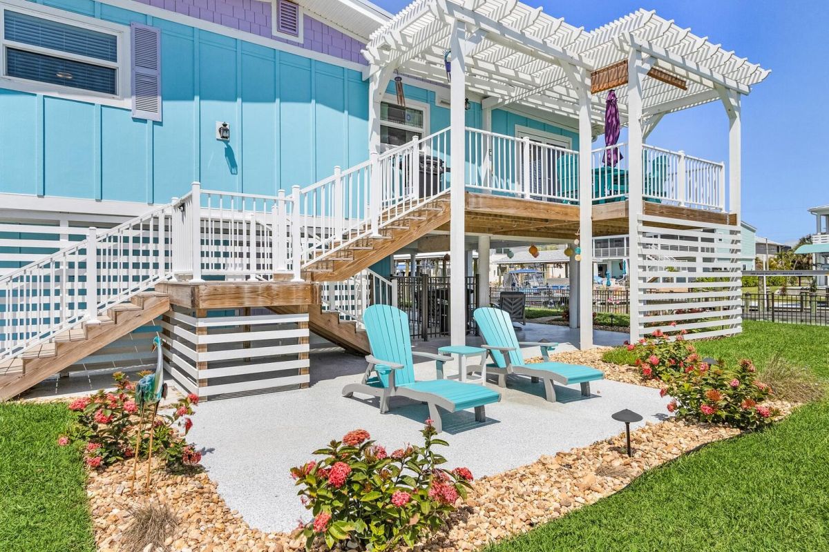 Welcome to Holiday Shores Cottage - Create your own unforgettable family memories in this lovely mid-island, waterfront retreat that has been completely remodeled 
