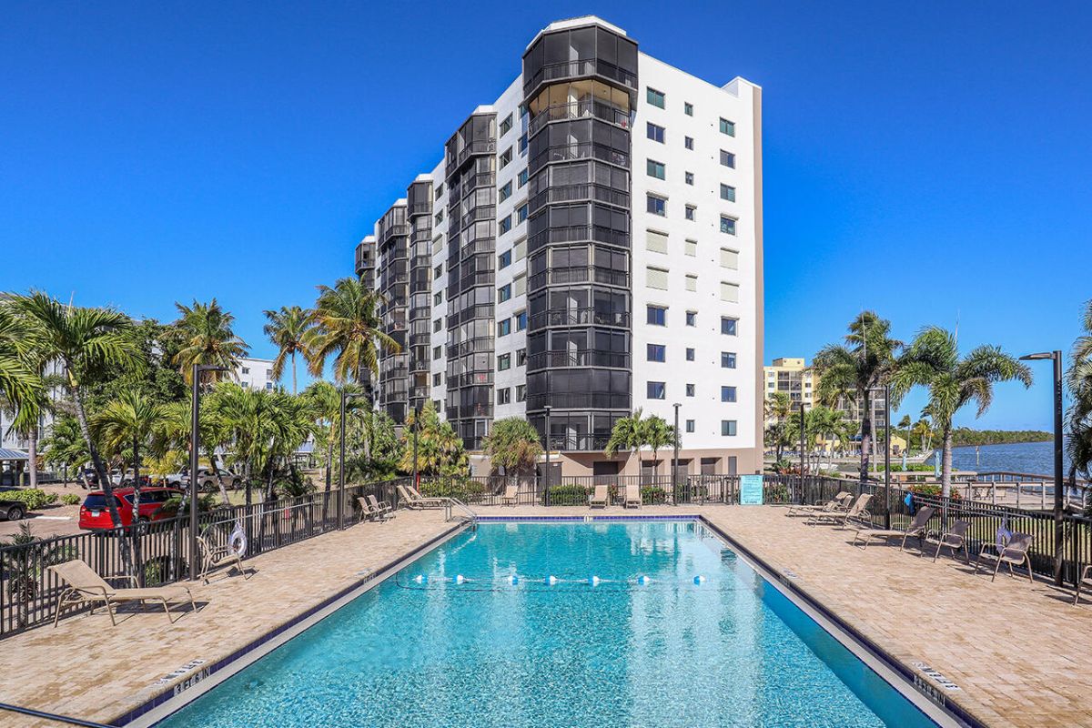 Hello Sunshine! Welcome to the FABULOUS Harbour Pointe on Fort Myers Beach