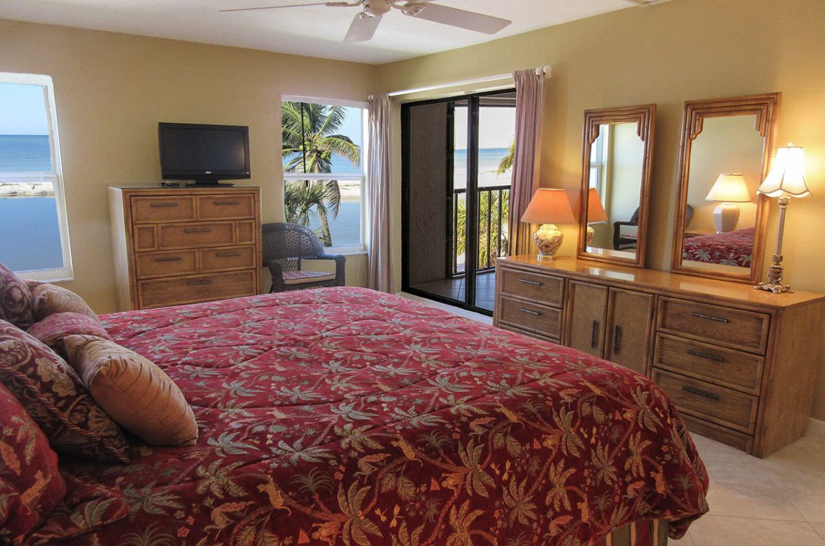 Master Bedroom with private lanai access