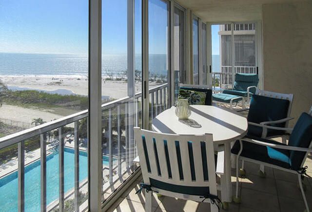 Wake Up to An Amazing View! Welcome to Creciente 712N and its spectacular view of the Gulf from the Screened In Lanai