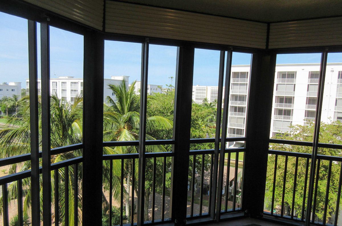 Harbour Pointe 524N - Screened In Lanai Views of the Bay, Pool, Canal